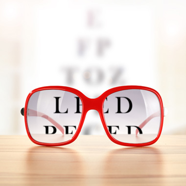 Teljes látásvédelem: Fényre sötétedő dioptriás szemüveg + 150 féle keret + vizsgálat + 100% UV szűrő lencse + karc-, tükröződésmentesítő réteg + tok, törlő.