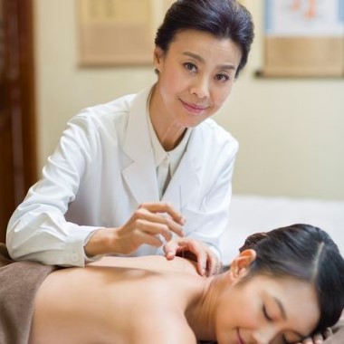 Klasszikus kínai orvosláson alapuló kivizsgálás, konzultáció + Akupunktúrás kezelés Dr. Zhang Wenru-tól