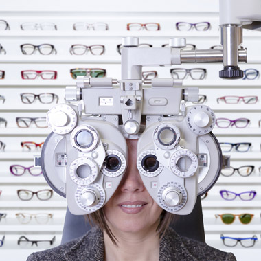 Mindent a szemnek! Komplett szemüvegkészítés + műanyag, réteg kezelt lencse + szemvizsgálat + kb. 200 féle keret+ … EXTRA: Fundus fotó.
